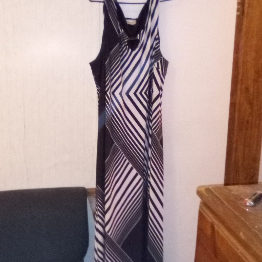 Avenue black and white dress size 30/32